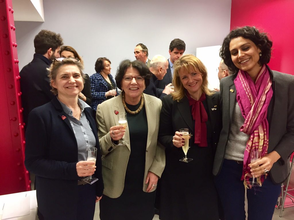 Membres BPW trinquant lors d'une soirée du réseau