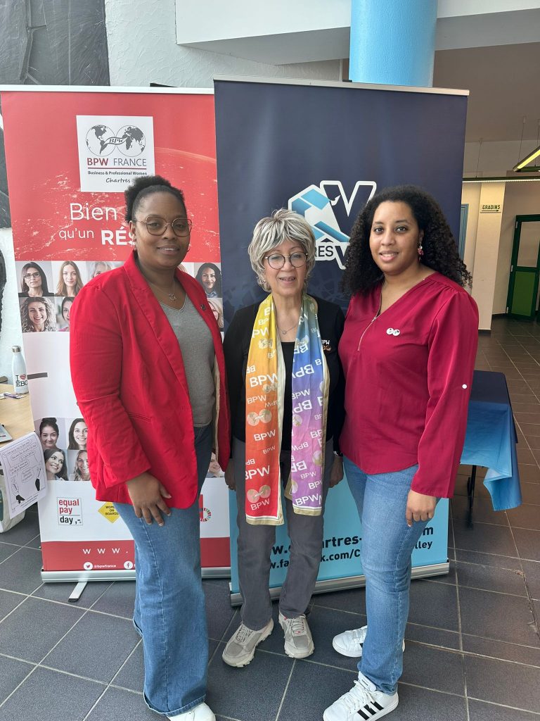 Membres BPW en tenue rouge